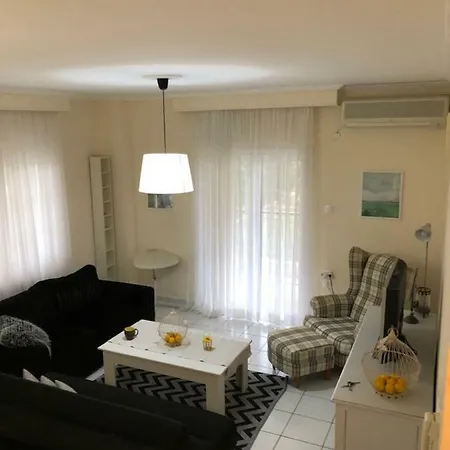 Cozy With Garden Appartement